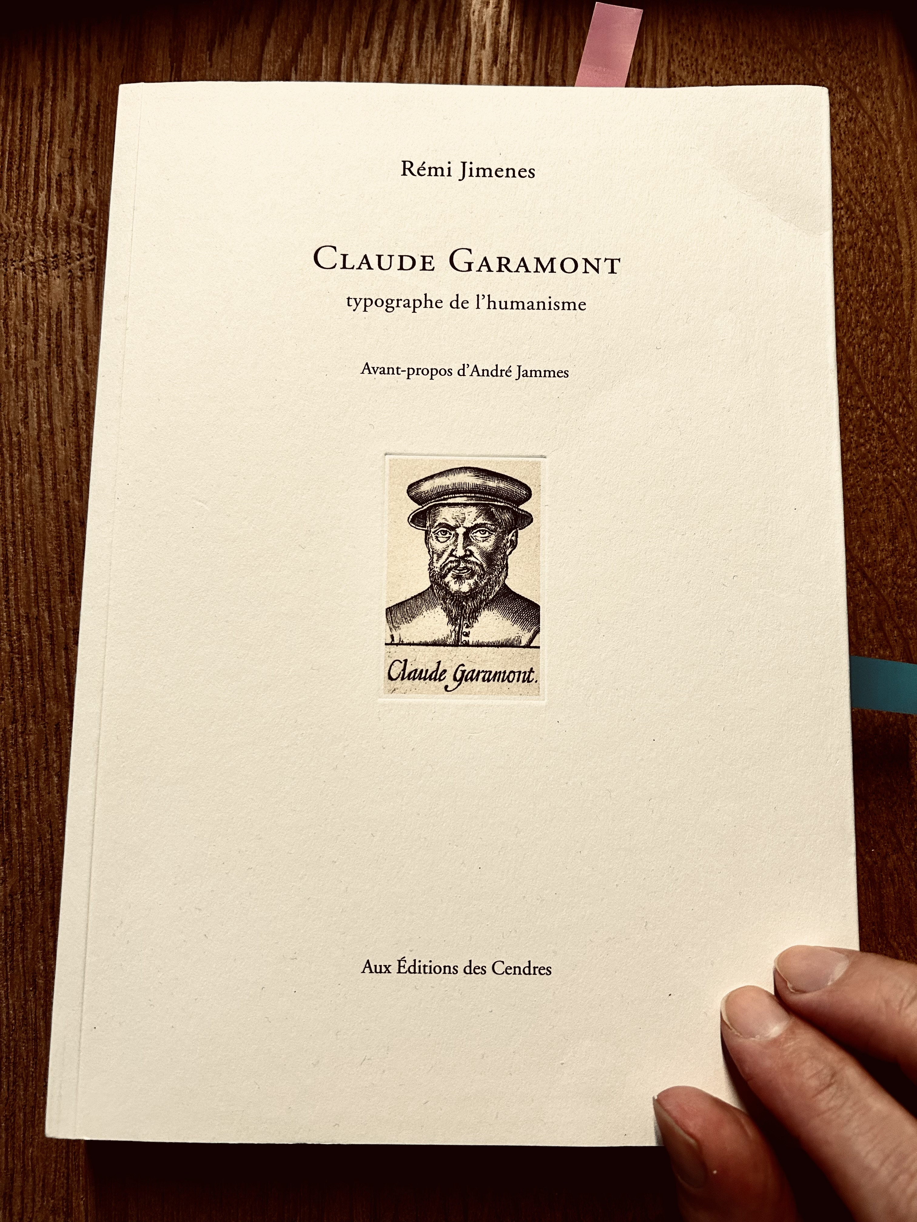 25 Claude Garamont, Rémi Jimenes, Aux Editions des Cendres, 288 pages - isbn 978-2-86742-311-6 - 80 ill. coul. - Broché à rabats - Gaufrage - 39 euros