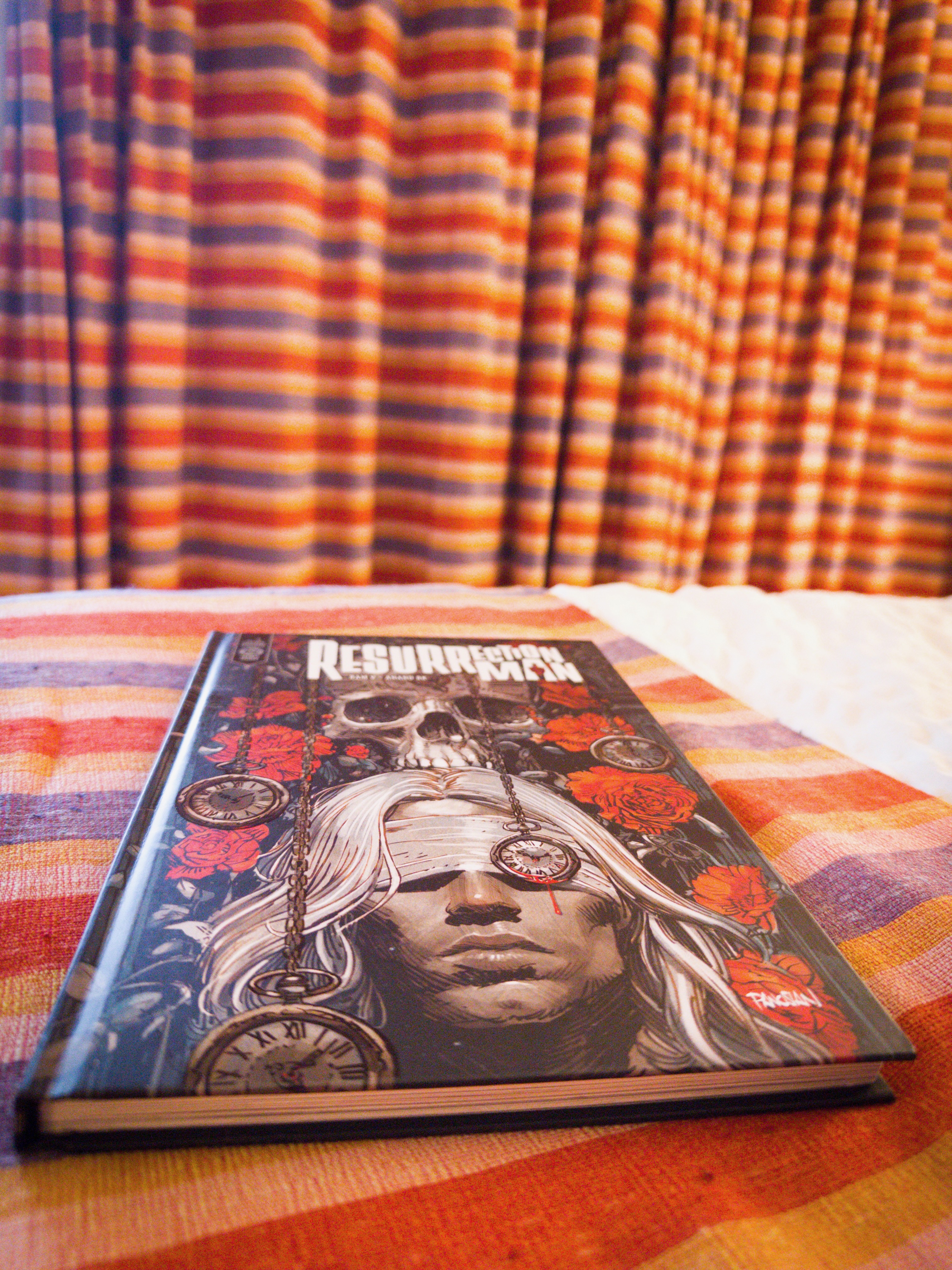 Couverture de « Resurrection Man », par Ram V et Anand RK, Éditions Urban Comics